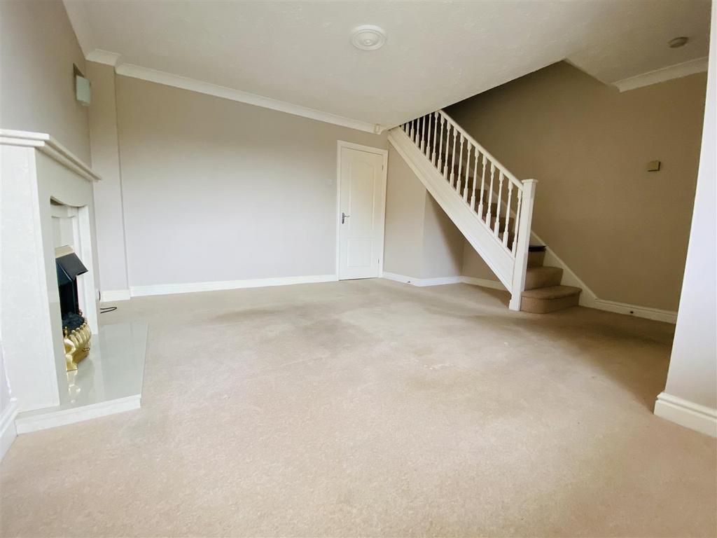 9 Surrey Drive, Kingswinford 3 bed terraced house £900 pcm (£208 pw)