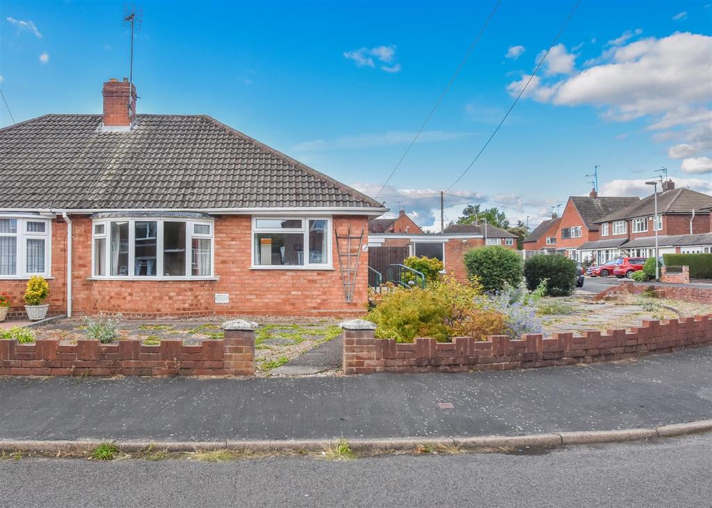 15 Kirkstone Crescent, Wombourne 2 bed semidetached bungalow £265,000