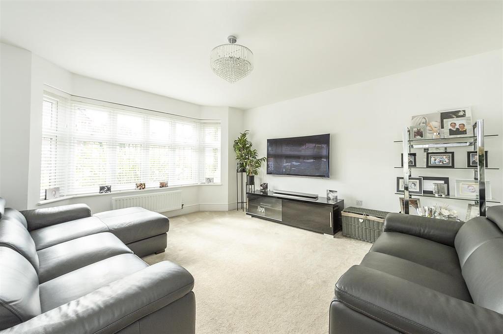 Woodpecker Edge, Caddington, Luton 5 bed detached house for sale £800,000