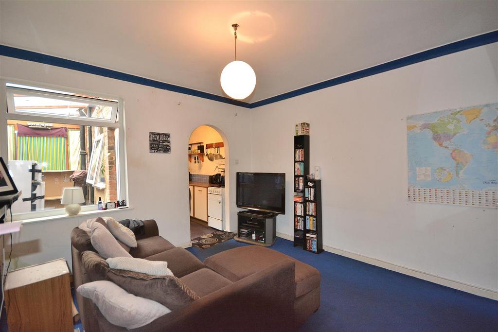 Cross Street, Arnold, Nottingham 2 bed end of terrace house £125,000
