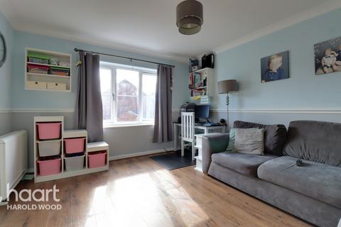 8 Watson Gardens, Harold Wood, Romford, RM3 0WZ