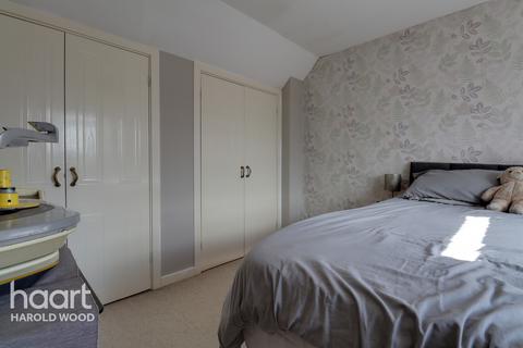 8 Watson Gardens, Harold Wood, Romford, RM3 0WZ