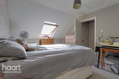 8 Watson Gardens, Harold Wood, Romford, RM3 0WZ