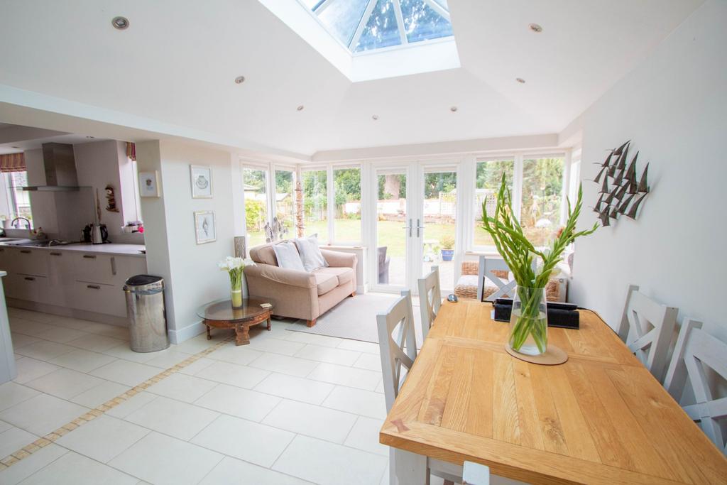 Kitchen/ dining/ family area