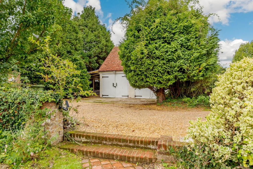 Nyton Road, Westergate, Chichester, West Sussex 5 bed detached house