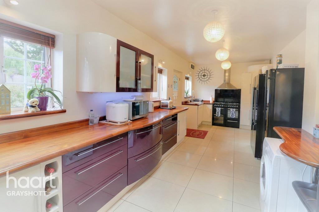 Beacon Hill Road, Hindhead 5 bed detached house £875,000