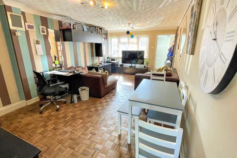 19 Poulcott, Wraysbury, Staines, TW19 5DN