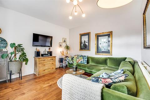16 Rayleigh Road, Hutton, Brentwood, CM13 1AE
