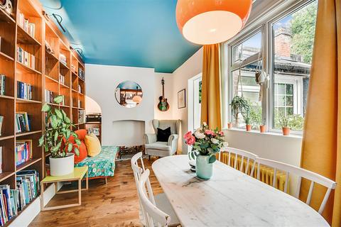 16 Rayleigh Road, Hutton, Brentwood, CM13 1AE