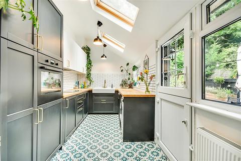 16 Rayleigh Road, Hutton, Brentwood, CM13 1AE