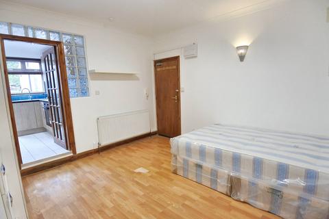 Studio to rent, High Road, London NW10