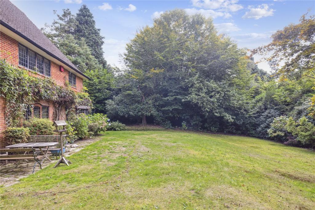 Square Drive, Haslemere, Surrey, GU27 3 bed detached house for sale £