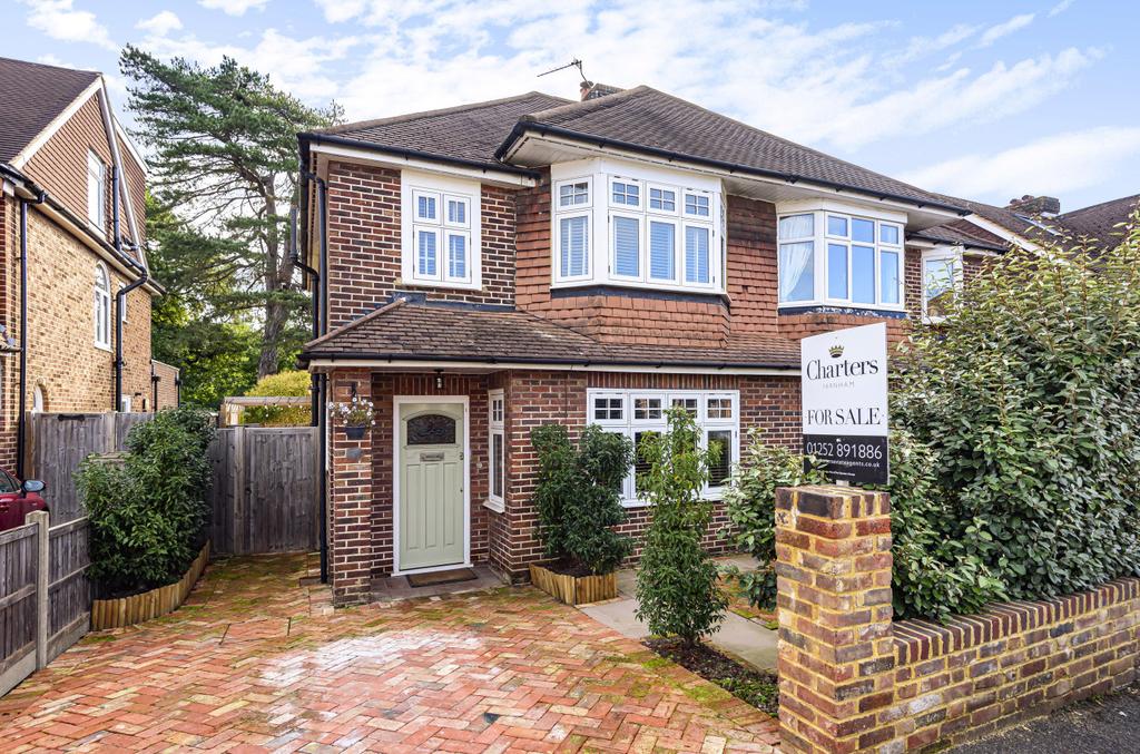 Manor Crescent, Guildford, Surrey, GU2 3 bed semidetached house £575,000