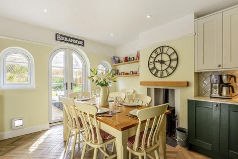 17 Manor Crescent, Guildford, GU2 9NF