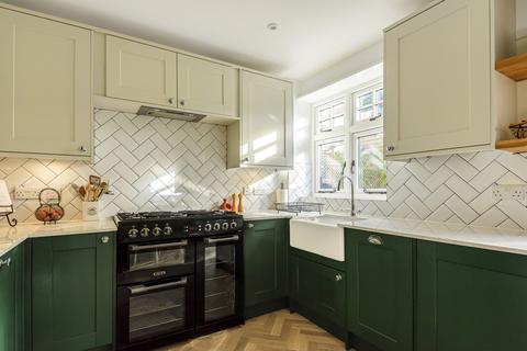 17 Manor Crescent, Guildford, GU2 9NF