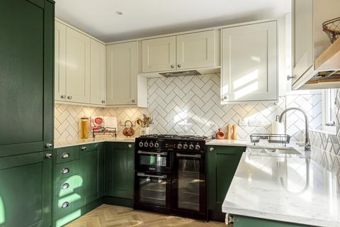 17 Manor Crescent, Guildford, GU2 9NF