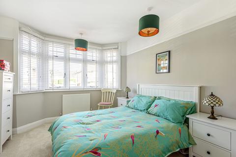 17 Manor Crescent, Guildford, GU2 9NF
