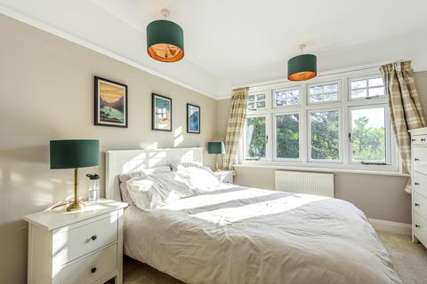 17 Manor Crescent, Guildford, GU2 9NF