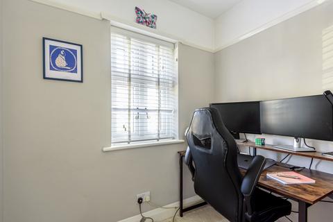 17 Manor Crescent, Guildford, GU2 9NF