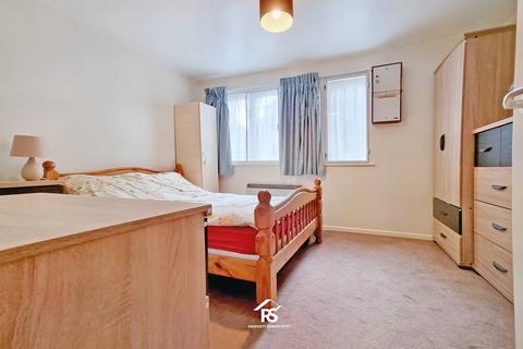 1 bedroom flat for sale, Pickwick Close, Hounslow TW4