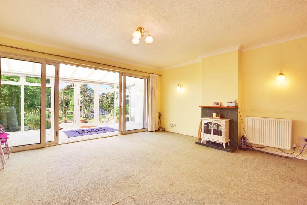 Eastfield Crescent, Yardley Gobion, NN12 3 bed semidetached house £325,000