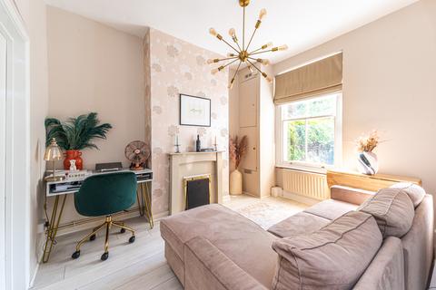 2 bedroom flat for sale - Bassett Street, London, NW5