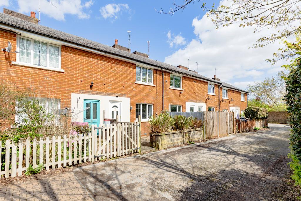 Alexandra Road, Aldershot, GU11 2 bed terraced house £290,000