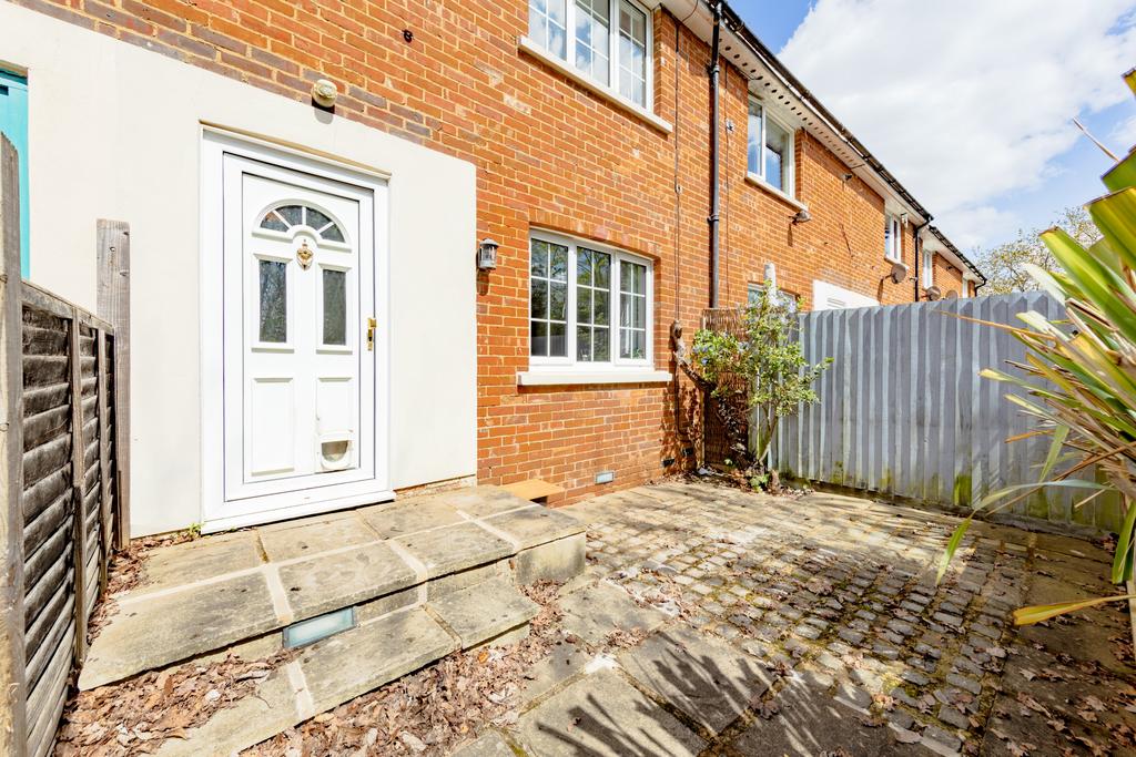 Alexandra Road, Aldershot, GU11 2 bed terraced house £290,000