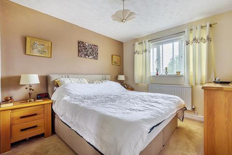 76 Garner Close, Carterton, OX18 1GA