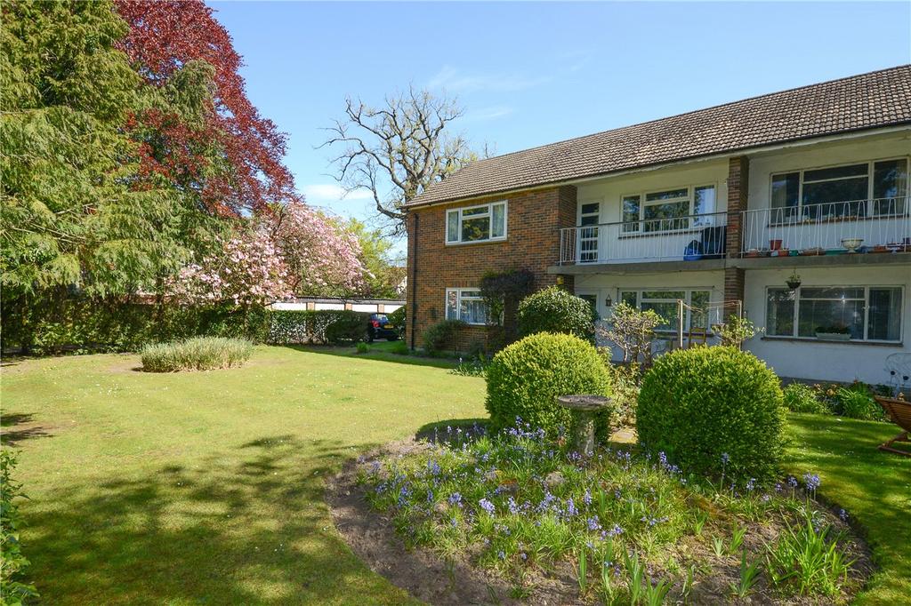 Heath Road, Weybridge, Surrey, KT13 2 bed apartment £1,500 pcm (£346 pw)