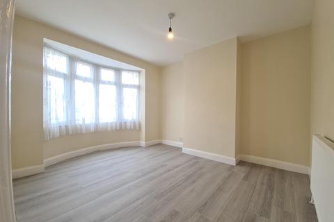 3 bedroom semi-detached house to rent, High Street North, Dunstable, LU6