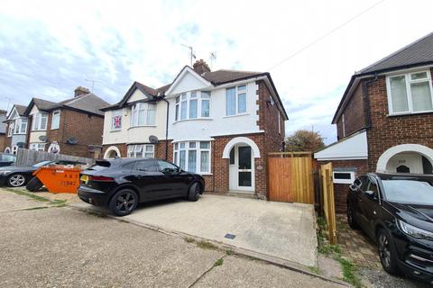 3 bedroom semi-detached house to rent, High Street North, Dunstable, LU6