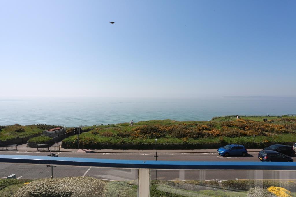Clifton Road, Southbourne, Bournemouth 2 bed flat £875 pcm (£202 pw)