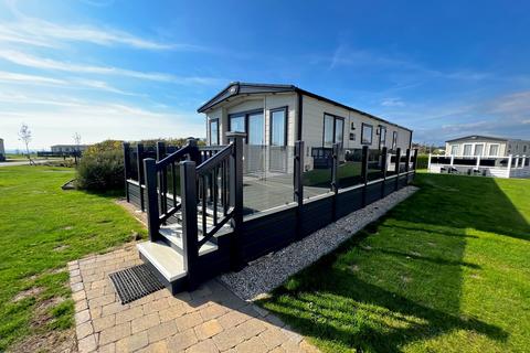 2 bedroom mobile home for sale, Mudeford Mews, Naish, Christchurch Road, New Milton, Hampshire. BH25 7RE