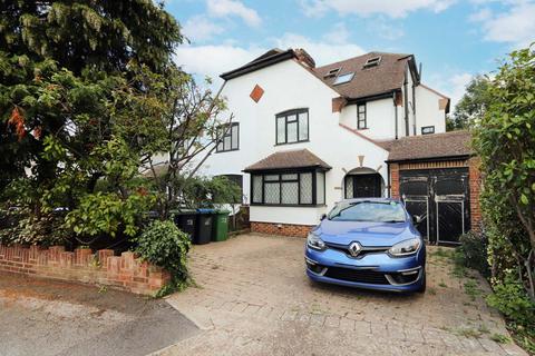 24 Broadlands Way, New Malden, KT3 6PW
