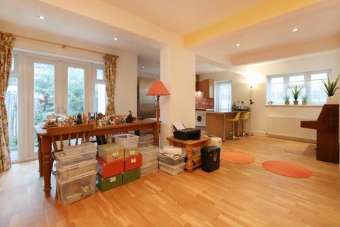 24 Broadlands Way, New Malden, KT3 6PW