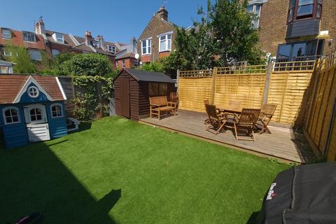 4 bedroom end of terrace house to rent, Colbourne Road, Brighton