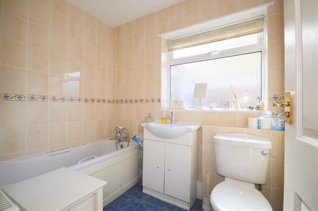 Linden Close, Lawford, Manningtree... 3 bed semi-detached bungalow - £ ...