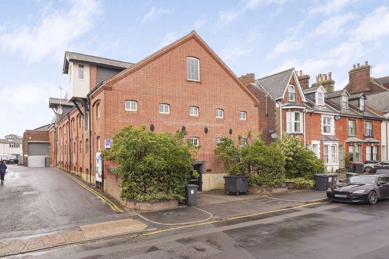 Roper Road, Canterbury 1 bed apartment £900 pcm (£208 pw)