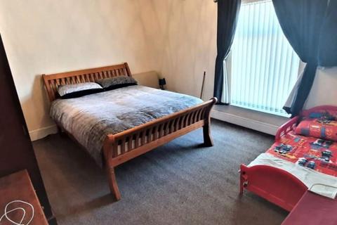 2 bedroom terraced house to rent, Leigh Road, Bolton