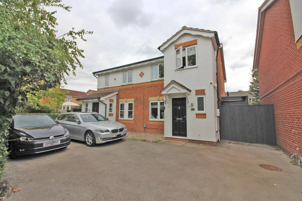 Sale Drive, Clothall Common, Baldock, SG7 3 bed semidetached house £