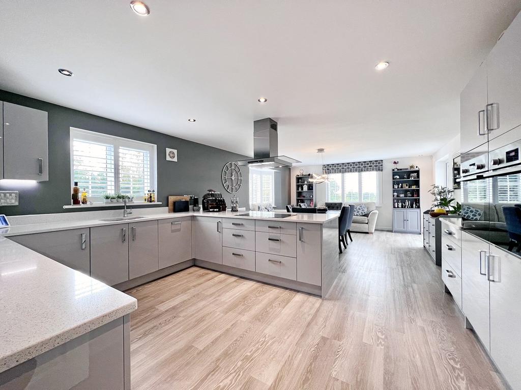 Buckland Drive, Shrivenham, SN6 5 bed detached house £700,000