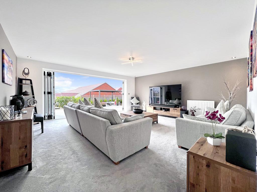 Buckland Drive, Shrivenham, SN6 5 bed detached house £700,000