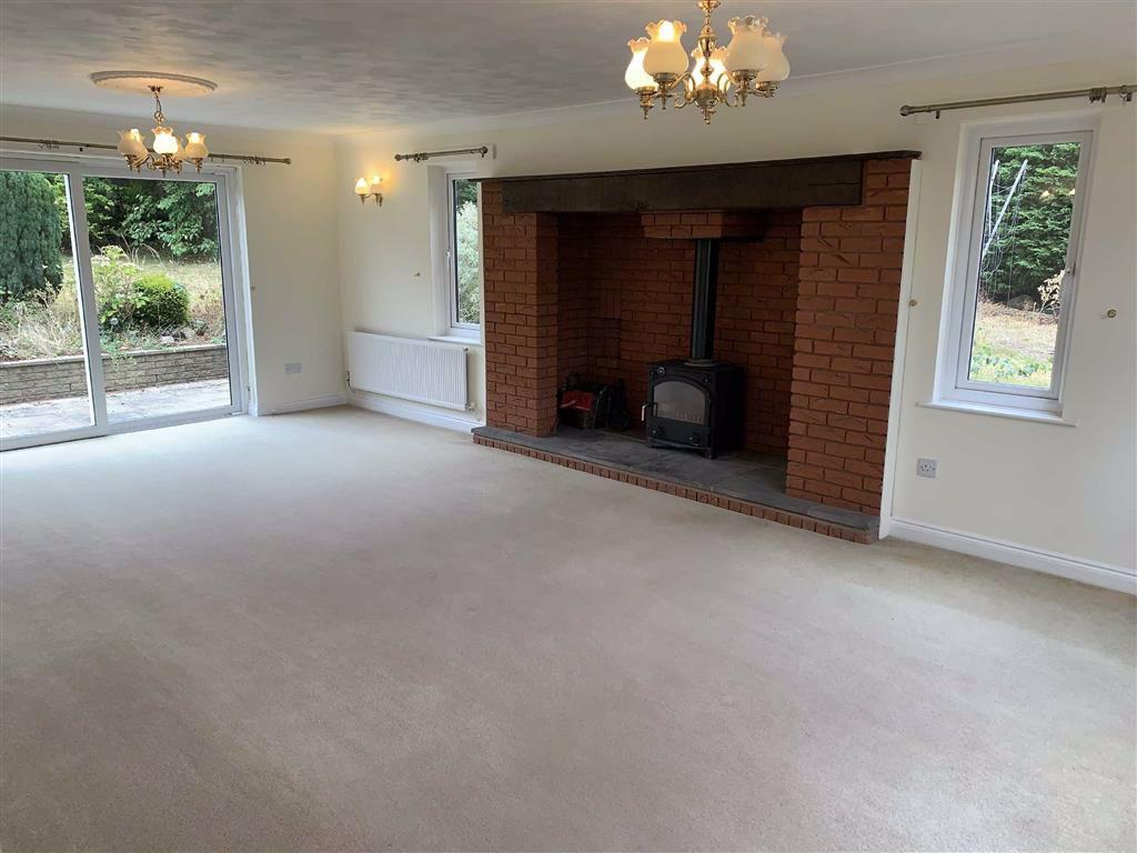Chiltern Close, Great Witley, WR6 5 bed detached house £1,500 pcm (£