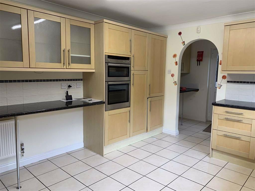 Chiltern Close, Great Witley, WR6 5 bed detached house £1,500 pcm (£