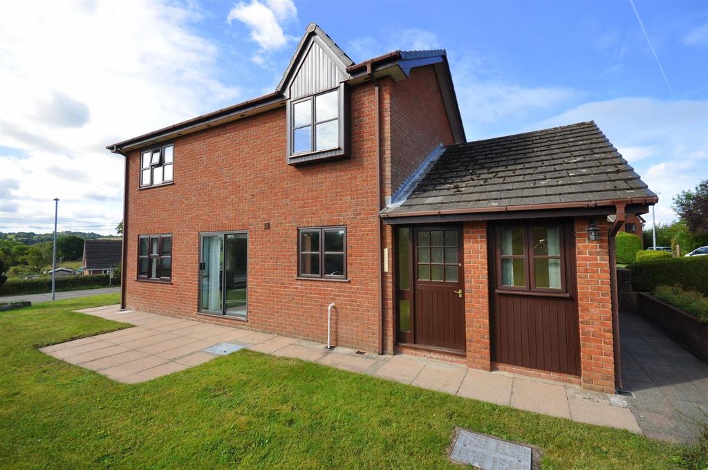 Greenway Close, Crossgates, Llandrindod Wells 3 bed detached house for