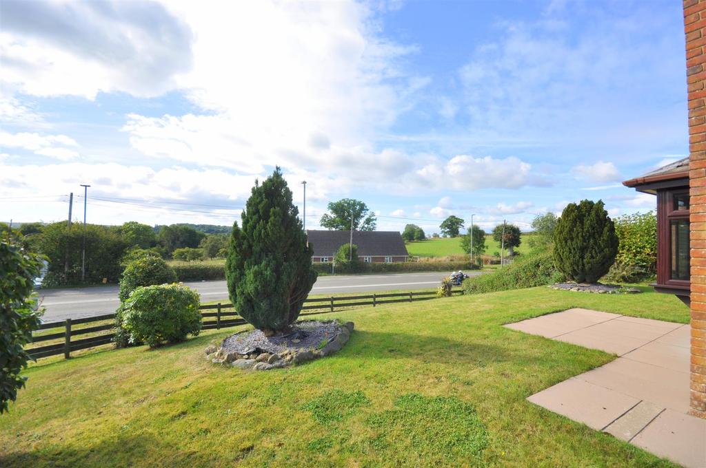 Greenway Close, Crossgates, Llandrindod Wells 3 bed detached house for