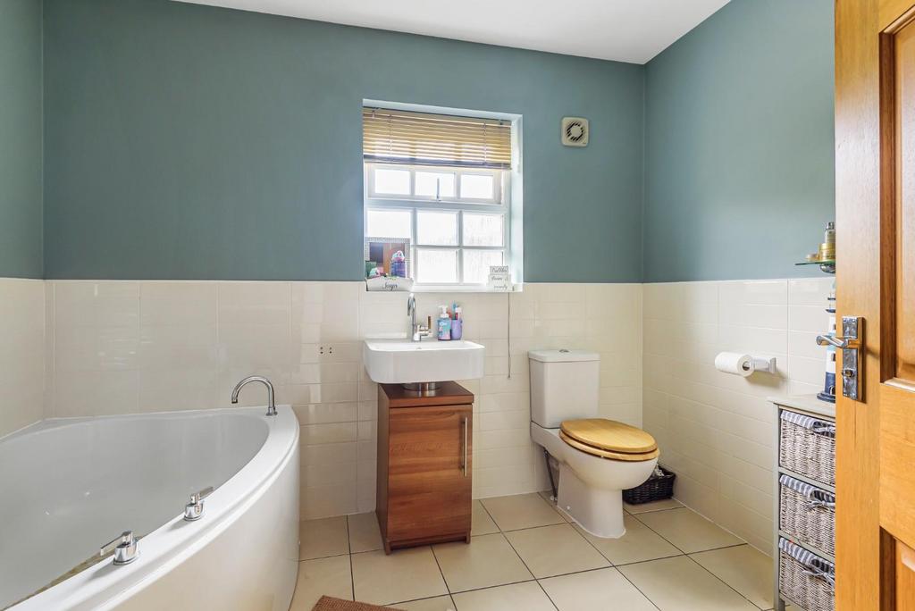 BATHROOM .jpg
