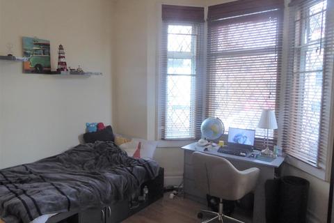 1 Heath Road, Hounslow, TW3 2NJ