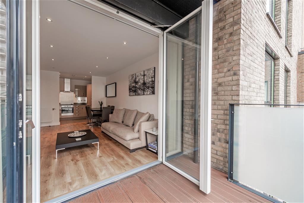 Whiston Road, London, E2 8FX 2 bed apartment £2,600 pcm (£600 pw)
